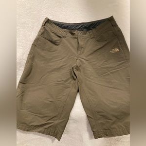 North face 11” Bermuda Shorts Women’s 6